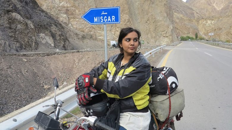 هذه المرأة الباكستانية تكسر المحرمات الاجتماعية وتتحدى "التابو" بدراجتها النارية 