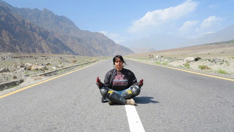 هذه المرأة الباكستانية تكسر المحرمات الاجتماعية وتتحدى "التابو" بدراجتها النارية 