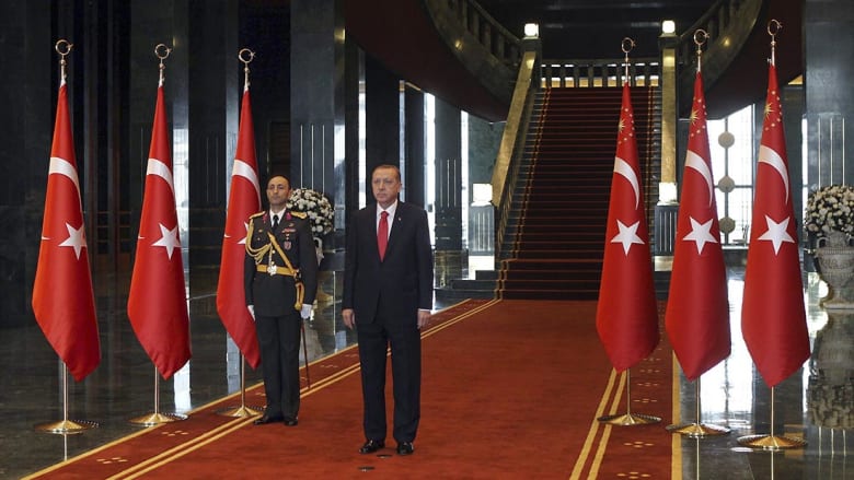 أردوغان يدعو إلى إخلاء سبيل مرسي ورفاقه.. وينتقد "فرش السجاد الأحمر للانقلابيين" 