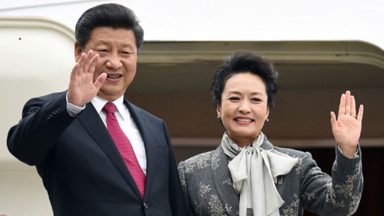 من هي مصممة الأزياء "السرية" التي تهتم بملابس سيدة الصين الأولى؟