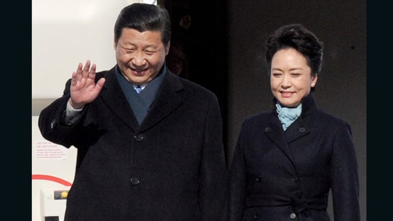 من هي مصممة الأزياء "السرية" التي تهتم بملابس سيدة الصين الأولى؟