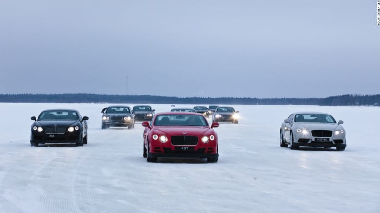 عندما تجتمع الفخامة بالمغامرة القصوى... عشر تجارب قيادة على الجليد لعشاق السيارات