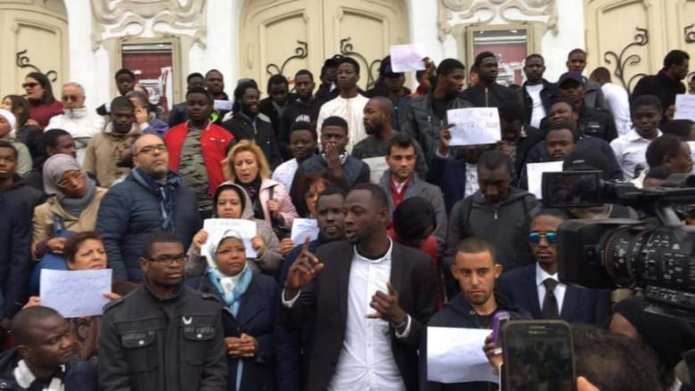 بعد الاعتداء على كونغوليتين.. الطلبة الأفارقة الأجانب بتونس يحتجون ضد العنصرية