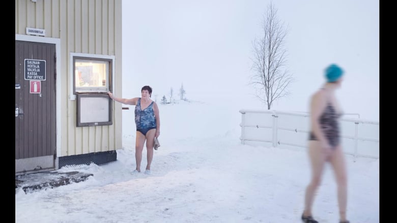 هل لديك جرأة الفنلنديين للسباحة في درجات حرارة تحت الصفر؟