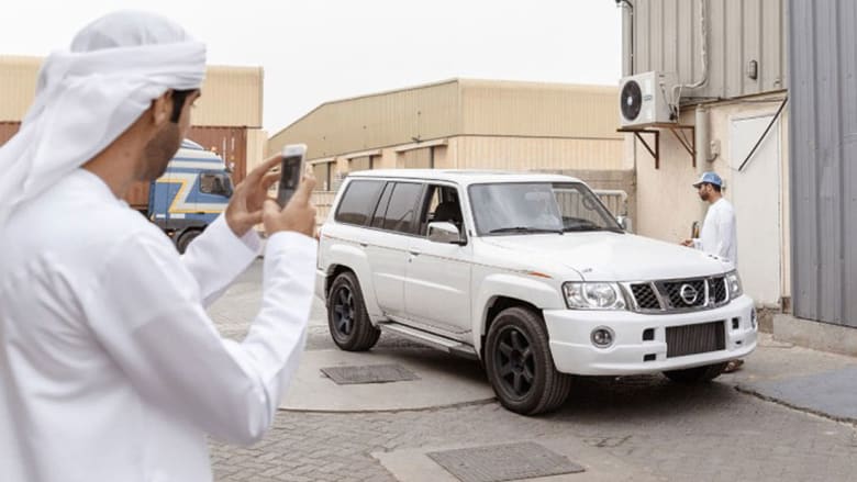 "التفحيط".. إثارة وتهور وجرأة بسيارات شباب في الإمارات