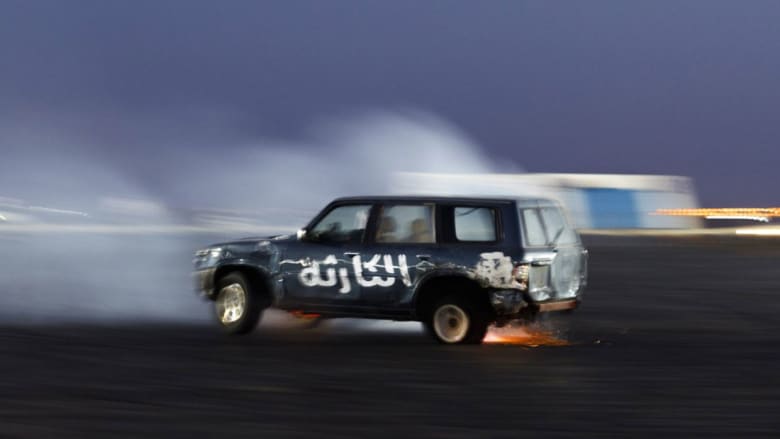 "التفحيط".. إثارة وتهور وجرأة بسيارات شباب في الإمارات