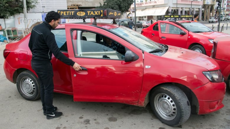 لإنهاء حالة الفوضى.. قرار ينظم قطاع سيارات الأجرة في الدار البيضاء