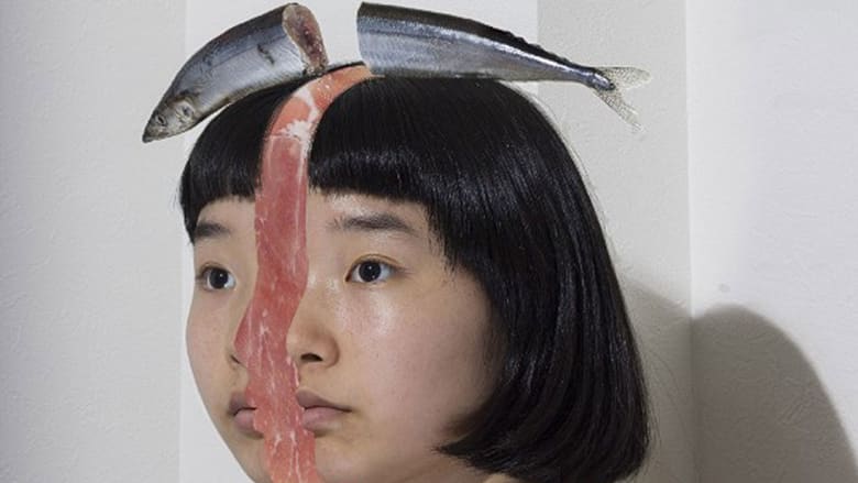 هذه الفنانة اليابانية "تتسلى" بالدم والأحشاء..