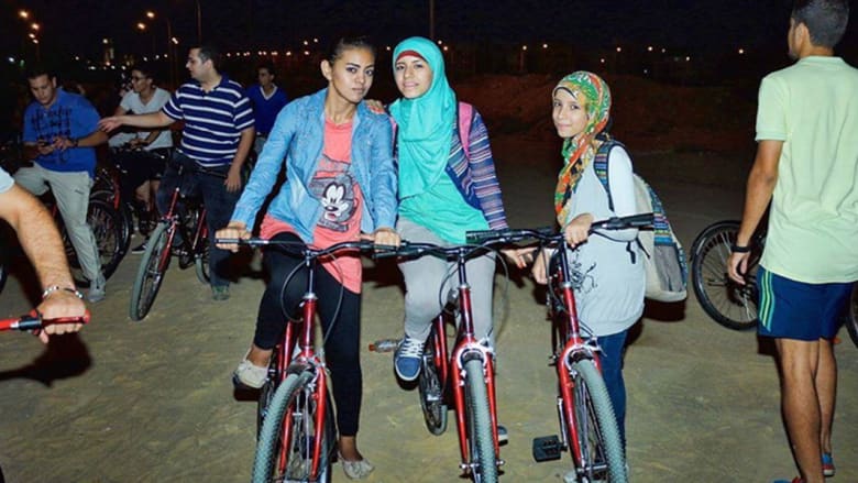 نسمة الجلاد من ميدان التحرير إلى منصة الأزياء في مصر