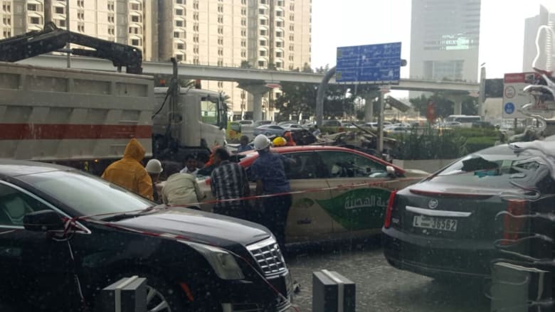 سقوط رافعة في شارع الشيخ زايد في دبي