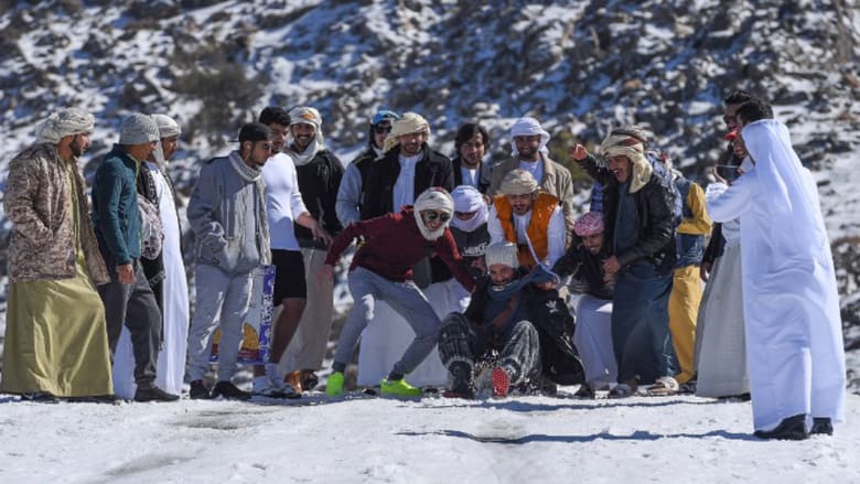الإماراتيون يحتفلون بالثلوج عقب انخفاض حاد بالحرارة