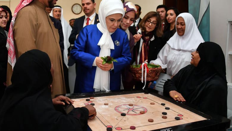 بالصور: أردوغان في متحف إسلامي بحريني وزوجته بزي مميز في شوارع المنامة