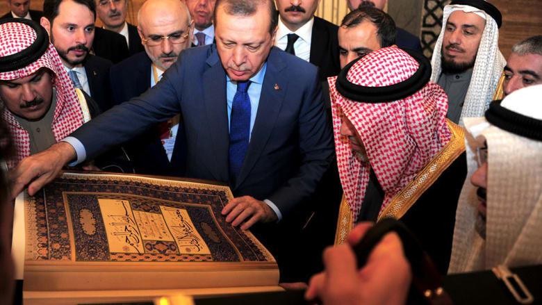 بالصور: أردوغان في متحف إسلامي بحريني وزوجته بزي مميز في شوارع المنامة