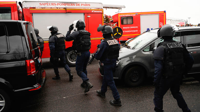 بالصور.. الأحداث الأمنية الجارية حول مطار أورلي بباريس