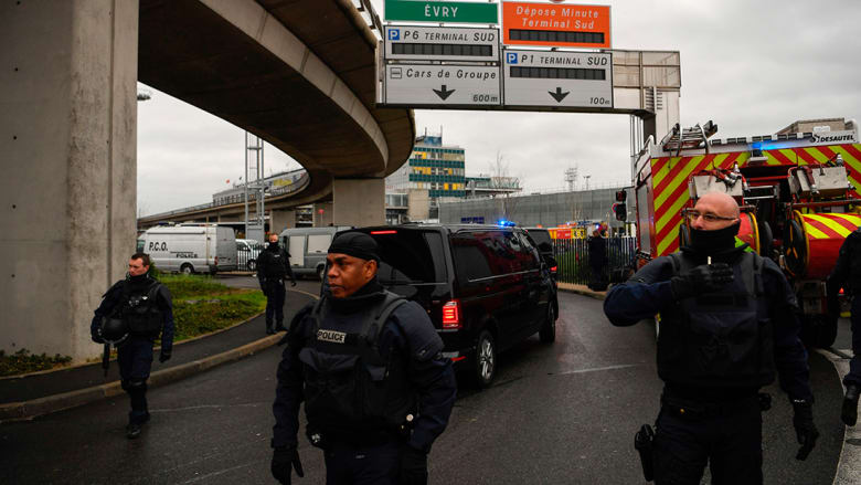 بالصور.. الأحداث الأمنية الجارية حول مطار أورلي بباريس