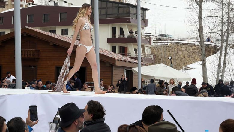 لبنان: عرض أزياء للملابس الداخلية والمايوهات وسط ثلوج فاريا