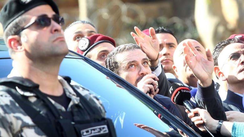 متظاهرون ضد الضرائب يرشقون الحريري بزجاجات المياه.. ويهتفون: الشعب يريد إسقاط النظام