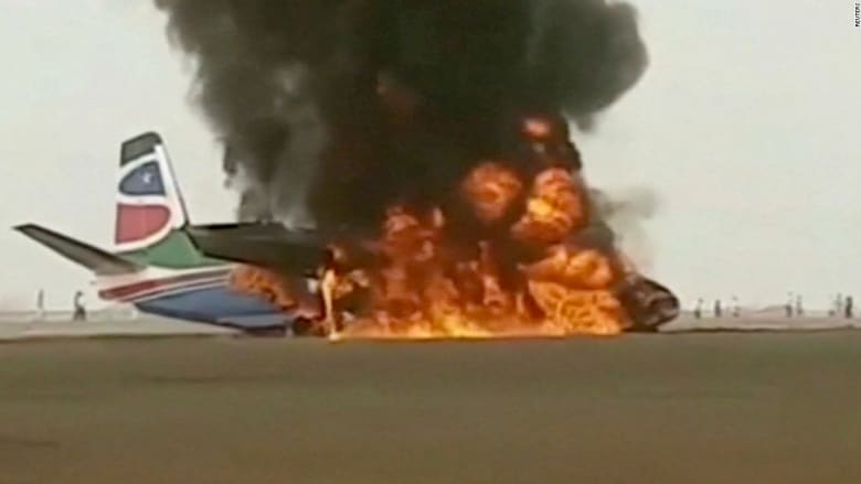 شاهد.. لحظة تحطم طائرة ركاب واشتعال النيران فيها لدى هبوطها
