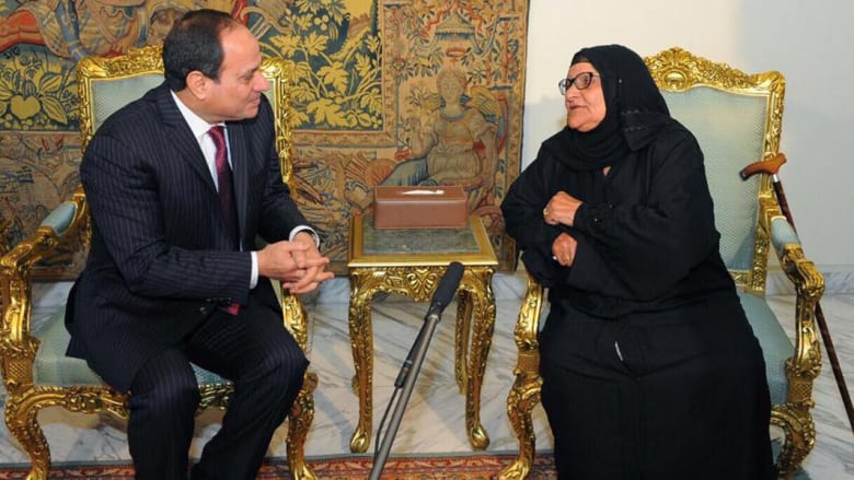 سيدة مصرية تتبرّع بكل ثروتها لصندوق ''تحيا مصر''.. والسيسي "يسقيها الشاي" بنفسه