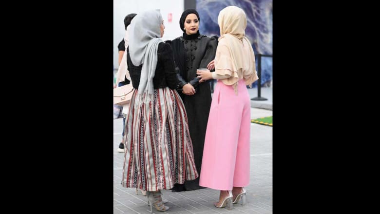 الموضة المحتشمة.. أبرز إطلالات "الشارع" في فاشون فوروورد دبي