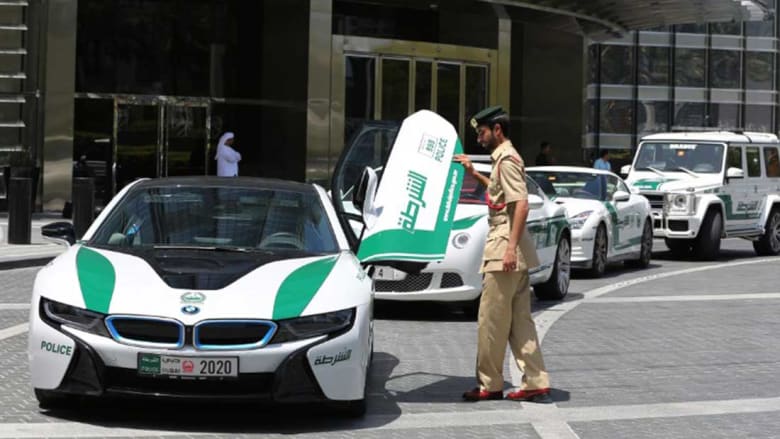 فقط في دبي.. أسرع سيارة شرطة في العالم تصل سرعتها إلى 407 كيلومترات بالساعة