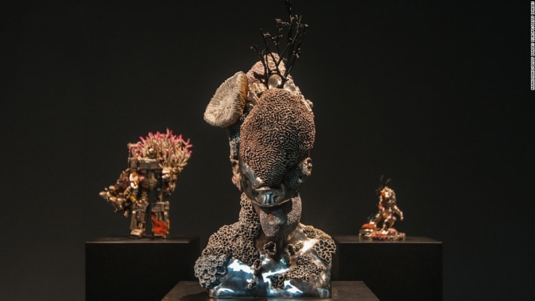 الفنان دايميان هيرست يفتتح معرضه بعنوان "الكنوز من حطام ما لا يُصدّق" 