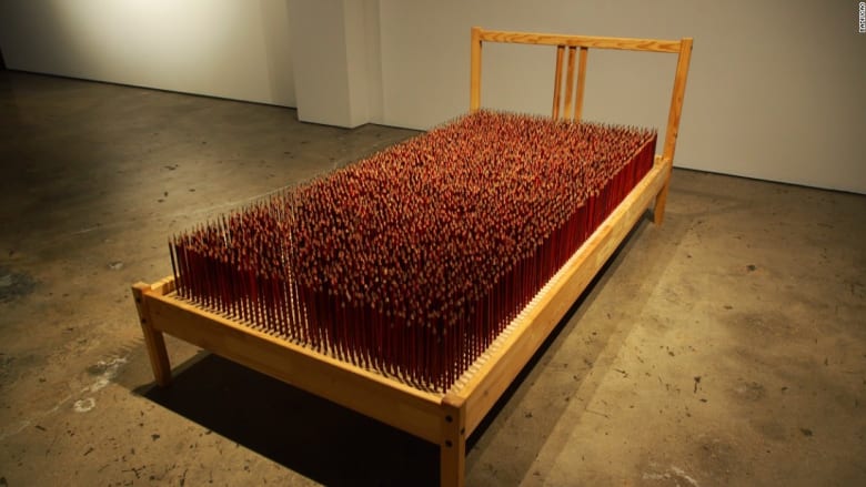 هل يمكنك النوم على سرير فيه 4 آلاف قلم رصاص؟