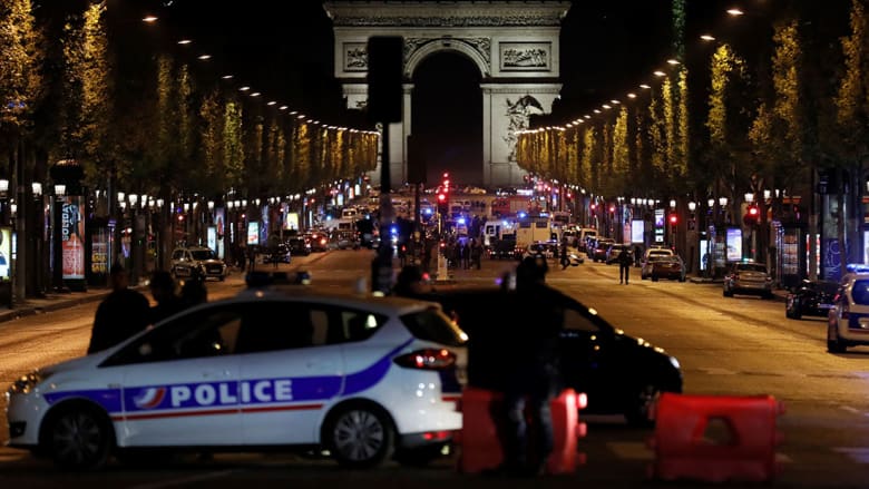 الداخلية الفرنسية: مقتل شرطي وإصابة 2 إثر إطلاق نار في الشانزلزيه 