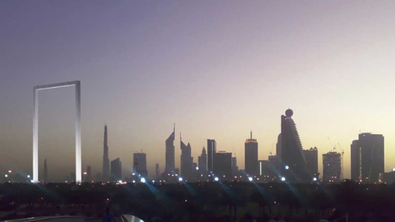 أحدث إضافة إلى أفق دبي.. برج "برواز دبي" المغطى بلون الذهب 