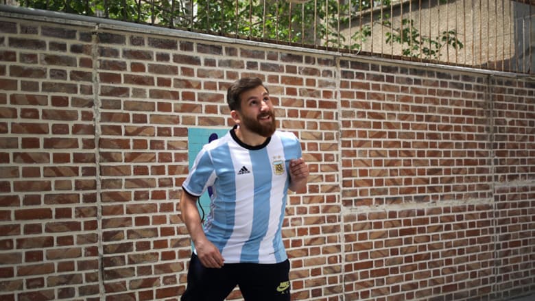 هذا ليس لاعب كرة القدم الأرجنتيني ليونيل ميسي.. فمن يكون؟