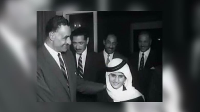 صورة نادرة لحاكم دبي الشيخ محمد بن راشد مع الرئيس جمال عبد الناصر