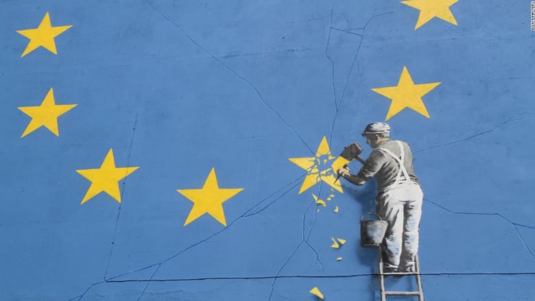 بانكسي يكسر نجمة في علم الاتحاد الأوروبي