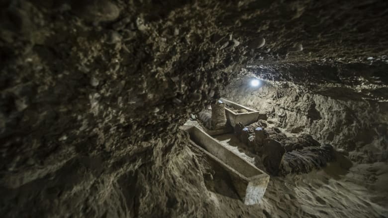 علماء الآثار  في مصر يعثرون على 17 مومياء في "تونة الجبل" بمحافظة المنيا