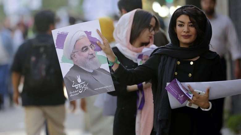 بالصور.. إيرانيات حاضرات بقوة لدعم روحاني ورئيسي