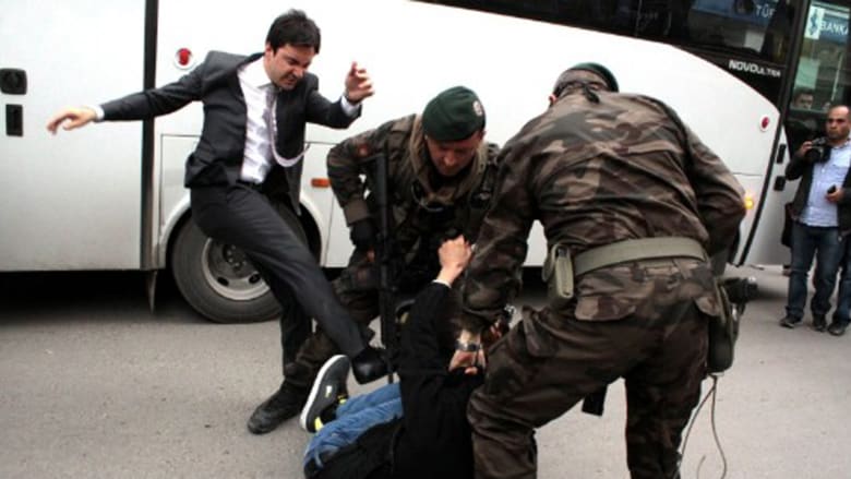 تاريخ "عنف" الوفد المرافق لأردوغان في الخارج
