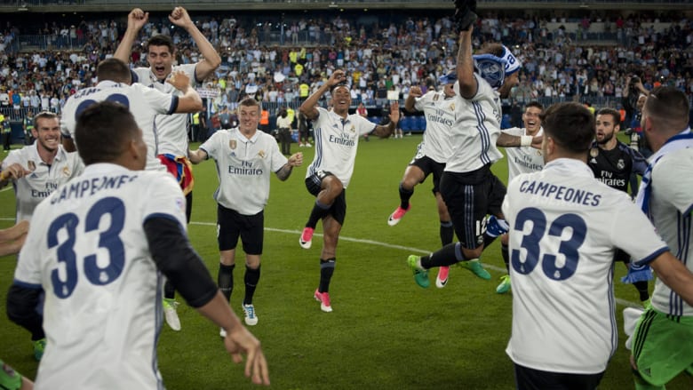 هكذا احتفل نجوم ريال مدريد بالتتويج بعد موقعة ملقا في الأندلس 