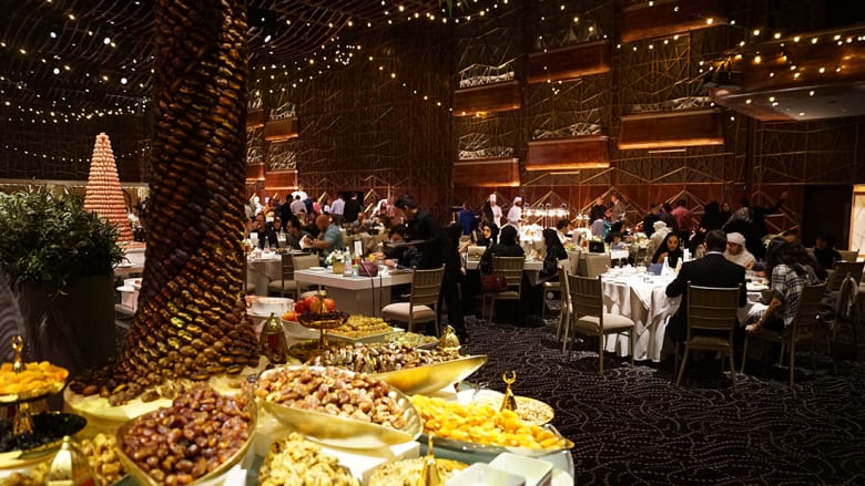 لن تُصدق كيفية تحول هذه القاعة إلى مكان للإفطار في دبي