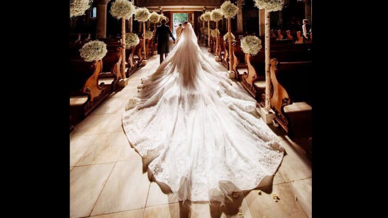 هذا ما ارتدته وريثة أكبر شركة كريستال في العالم يوم زفافها!