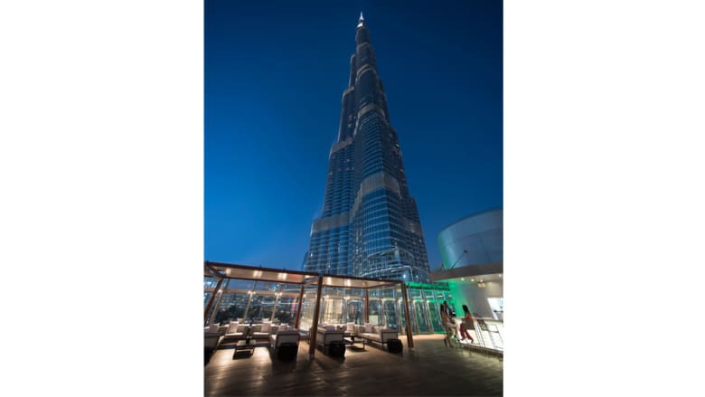 تعرّف إلى بركة السباحة في برج خليفة..أعلى أبنية العالم