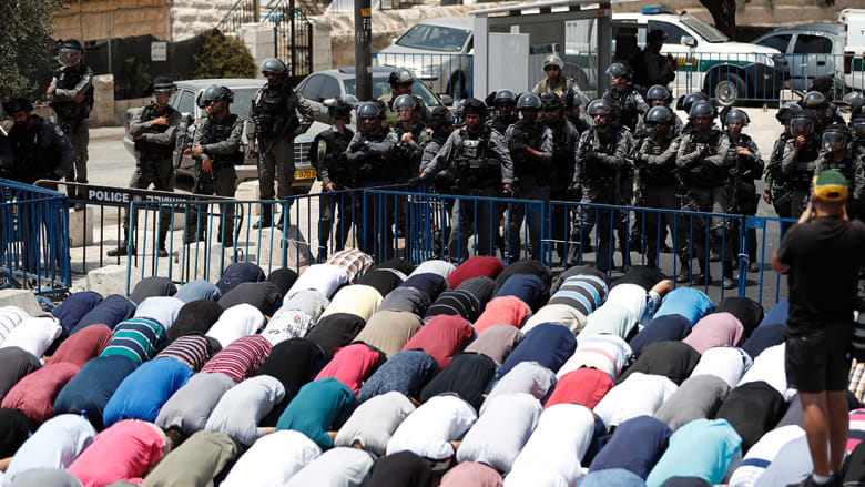 صلى بالإنجيل وسط المسلمين أمام الأقصى.. نضال عبود لـCNN: متحدون ضد سياسات إسرائيل