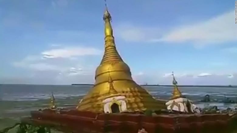 شاهد.. لحظة غرق معبد بوذي بالكامل بسبب فيضانات مدمرة