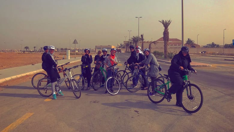 "بسكليتة" فريق نسائي لقيادة الدراجة في السعودية