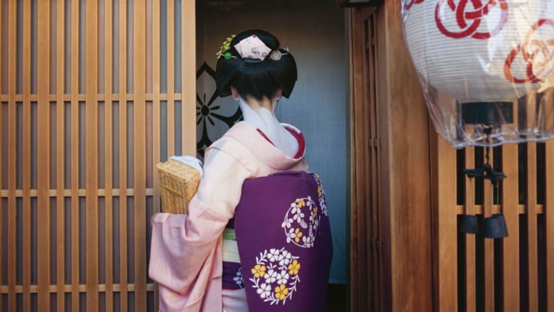 لحظات شخصية داخل حياة متدربات "الغيشا" في اليابان