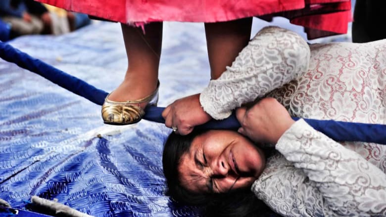 تنانير متطايرة ومصارعة عنيفة.. في عالم هؤلاء النساء البوليفيات المتمردات