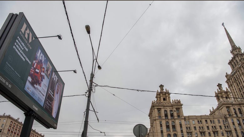 بالصور.. لافتات ترحيبية بالملك سلمان في موسكو قبيل زيارته