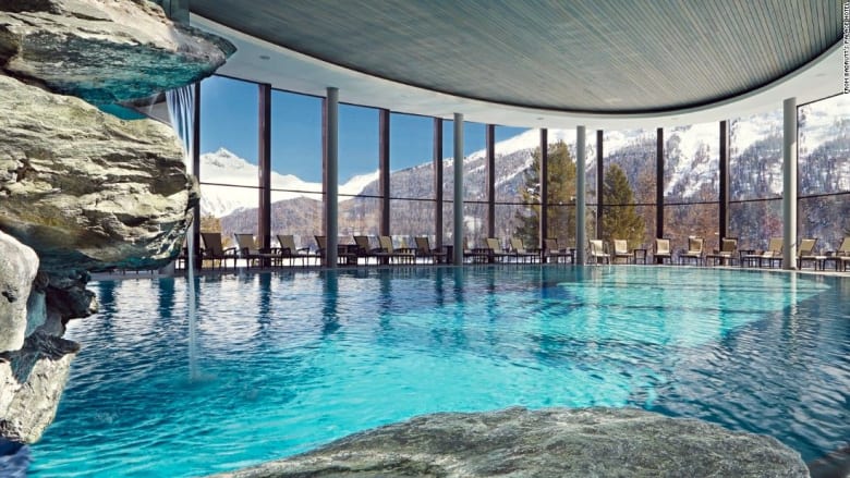 كيف ستشعر إذا غطست في بركة سباحة في جبال الألب السويسرية؟