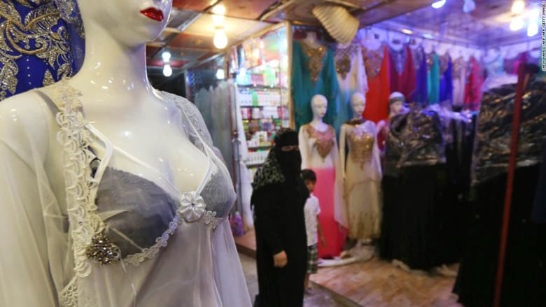 مشروبات وثياب داخلية للنساء..الموصل تنتعش بعد خروج داعش