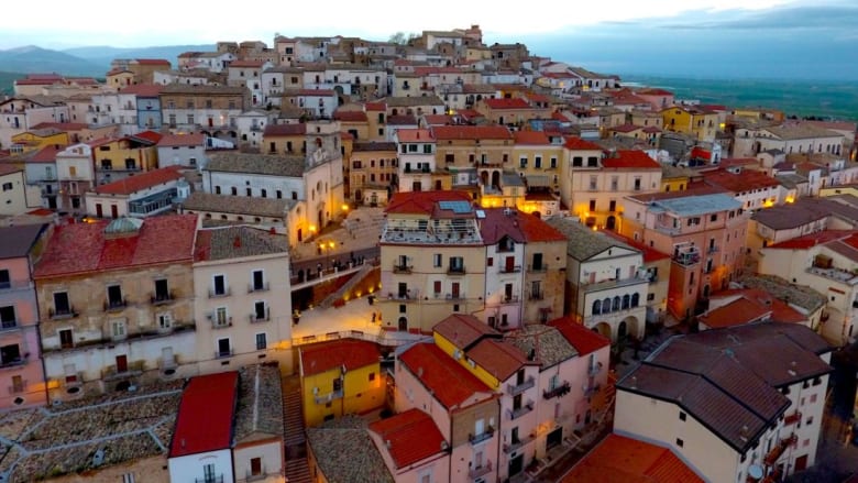 هذه البلدة الإيطالية تدفع الأموال لمن ينتقل للعيش بها