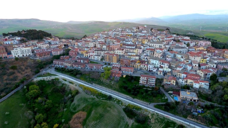 هذه البلدة الإيطالية تدفع الأموال لمن ينتقل للعيش بها