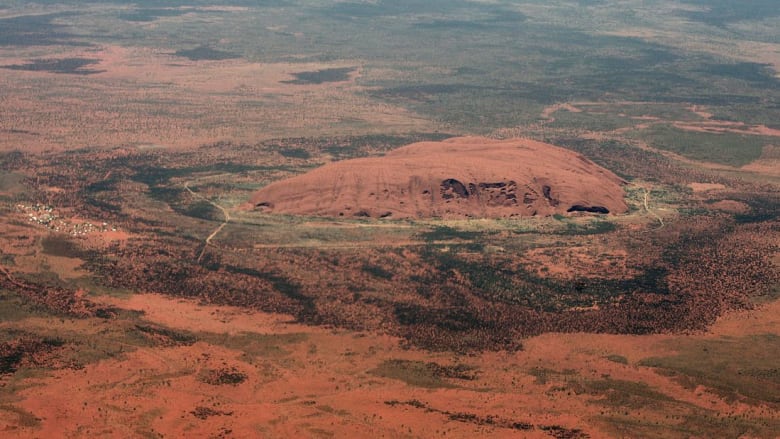 منع تسلق صخرة "أولورو" في أستراليا بدءاً بالعام 2019